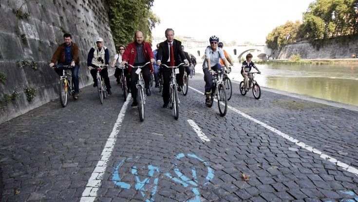 Ciclabile sul Tevere, l’asfalto contestato eredità di Alemanno 