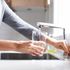 Quanta acqua bere con il caldo? Consigli per i sani (e per chi ha i reni un po’ malconci)