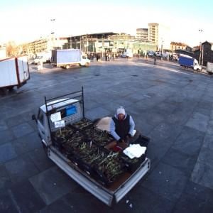 Torino, la "serrata" svuota Porta Palazzo: ambulanti in rivolta nel mercato pi&ugrave; grande d'Europa