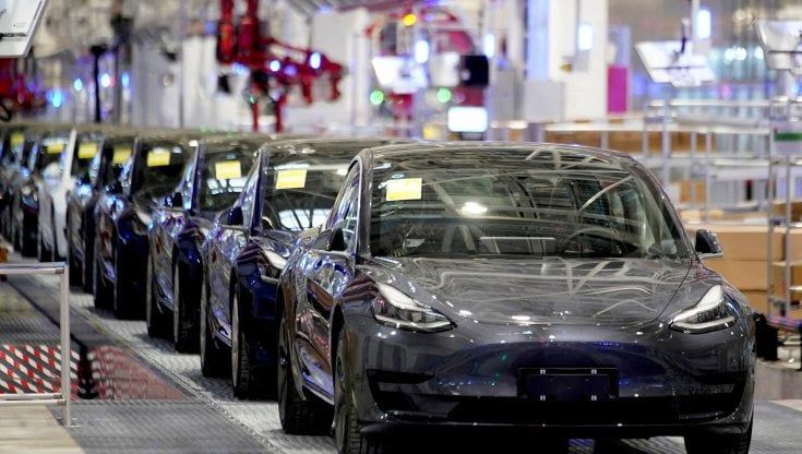 Usa, per la prima volta Biden loda pubblicamente il primato della Tesla tra i produttori di auto elettriche negli Usa. Musk ringrazia con un emoticon