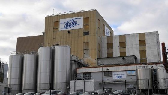 Francia, salmonella dal latte per bebè: i consumatori annunciano cause milionarie contro Lactalis