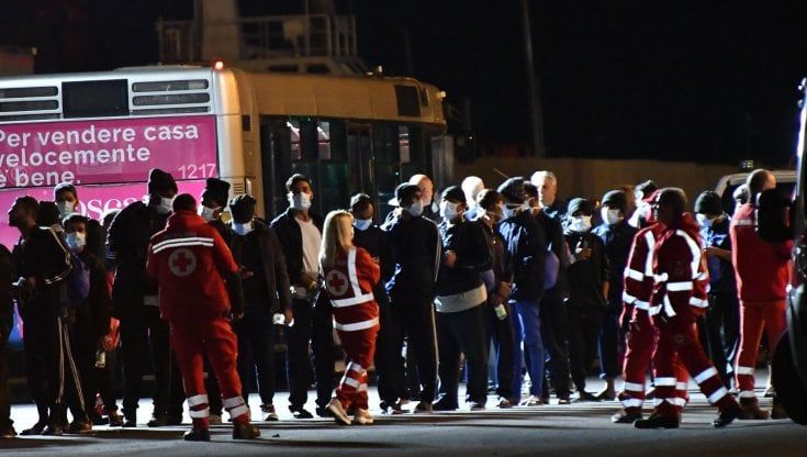 L'immigrazione lontana dalle preoccupazioni degli italiani, il sondaggio Ipsos: "Per il 56 % dei cittadini le scelte del governo inutile propaganda"