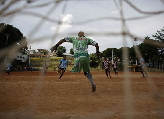 In campo dopo l'amputazione: la rivincita di un calciatore brasiliano
