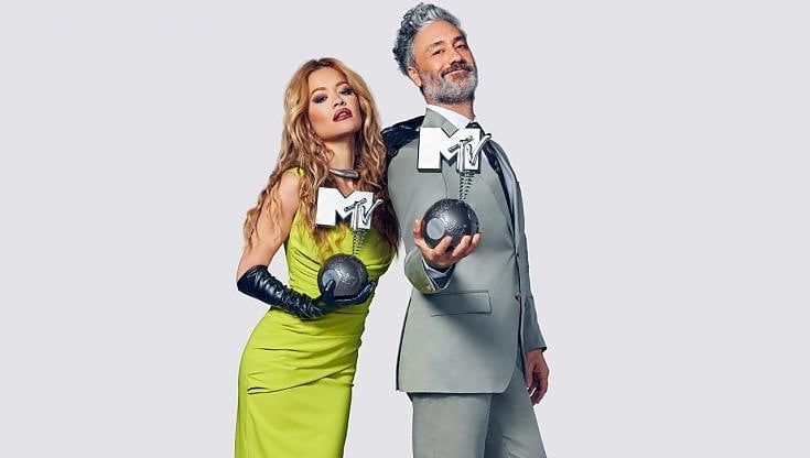 Rita Ora e Taika Waititi: “Sul palco degli Ema senza paura, Freddie Mercury il nostro supereroe"