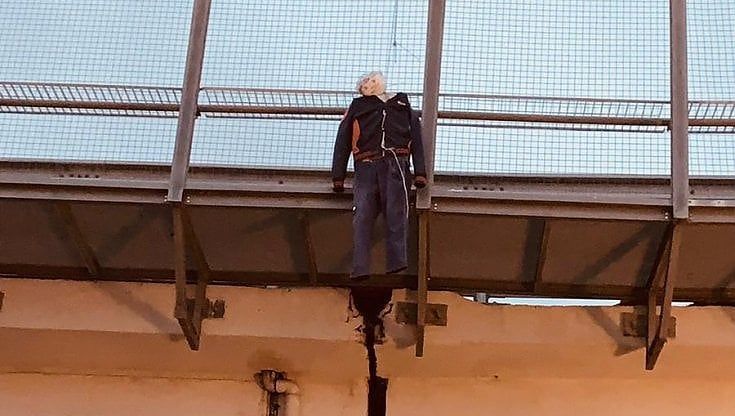 Whirlpool Napoli, protesta shock: un manichino impiccato al cavalcavia dell'autostrada