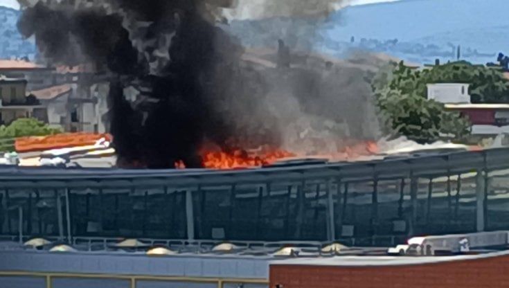 L'incendio  della Coop di Ponte a Greve. Nardella: "Evitare il consumo di prodotti ortofrutticoli della zona"