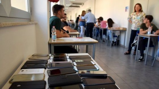 Maturità Bologna, esame sospeso a uno studente dell'alberghiero: aveva il cellulare