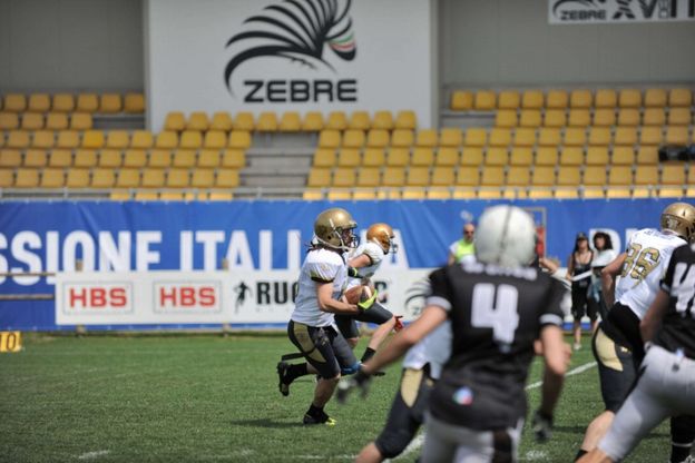 L'acrobazia di Podavitte, il salto a ostacoli spot per il football