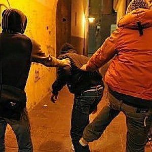 Milano, "Mi hai rotto il cellulare, dammi 7000 euro": bulli di 15 e 16 anni arrestati per estorsione