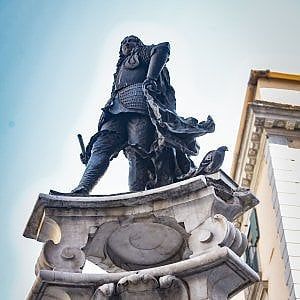 Monteoliveto senza pace, teppisti in azione: danneggiata la fontana 