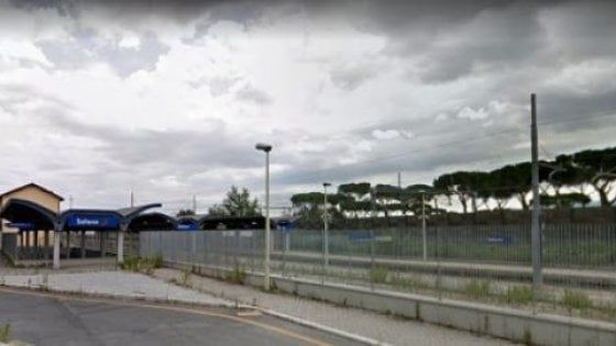 Roma, lastra di marmo sui binari alla stazione Salone. Il treno la impatta ma nessun ferito