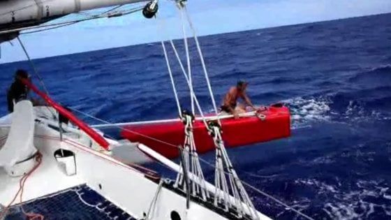 Soldini, collisione in oceano: "Perso un timone, ma lo abbiamo riparato e continuiamo" 