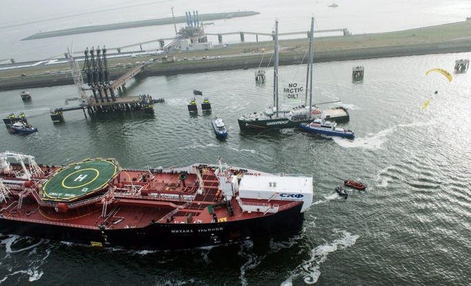 Olanda, Greenpeace blocca petroliera russa: trenta arresti