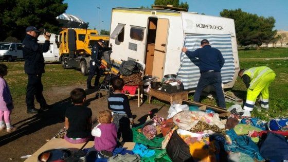 Bari, sgomberato il campo nomadi vicino allo stadio. Resta soltanto una donna: "Ha obbligo di dimora"
