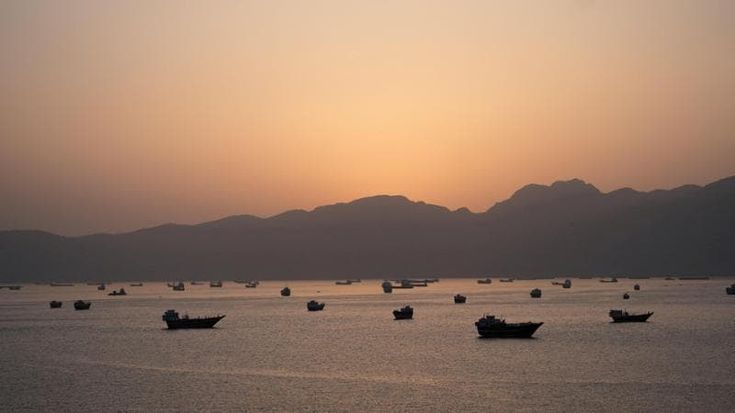 Le Borse oggi 4 maggio. Tensioni su Hormuz, il Brent sale oltre i 110 dollari a barile