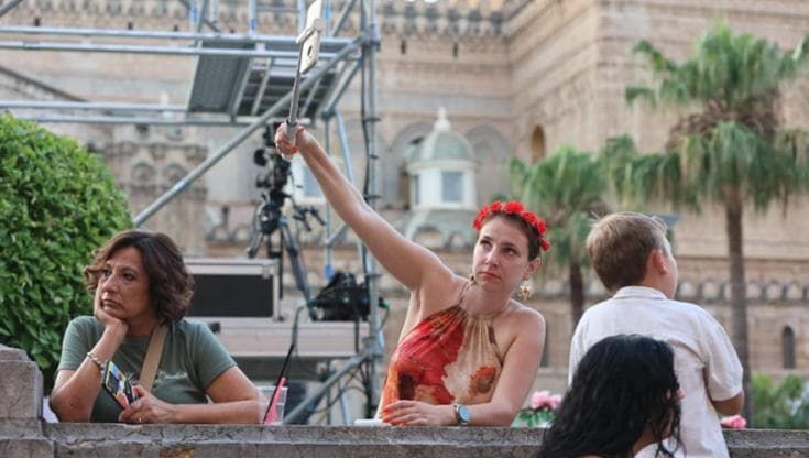 L’invasione dei fan stranieri di Rosalia: “Siamo qui perché c’è più vita in strada”