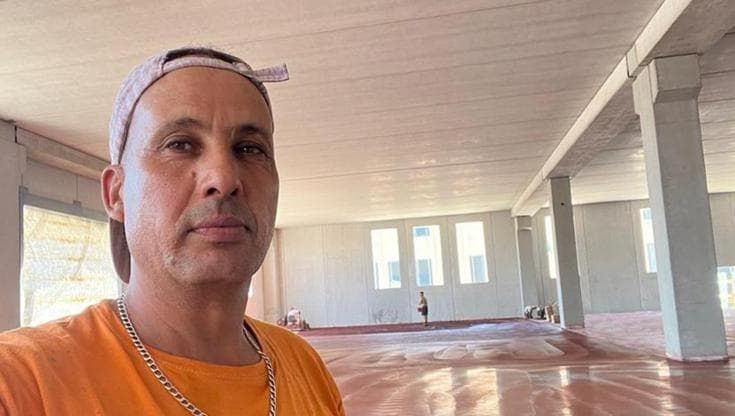 Imprenditore si accascia e muore nel cantiere al sole. Ira dei sindacati: “Tragedia annunciata”