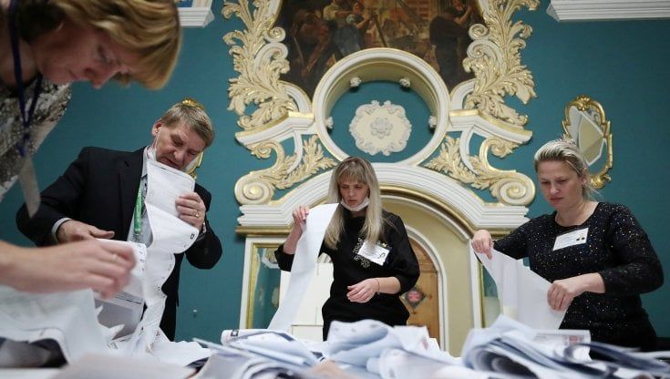 Elezioni in Russia: le urne puniscono Putin, le irregolarità lo salvano