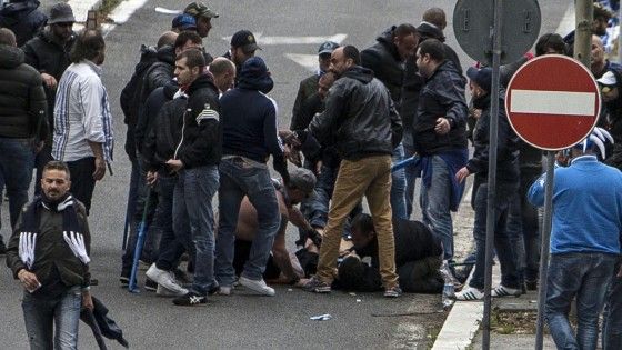 "Vi ammazzo tutti" e spara. Follia fuori dall'Olimpico, tifoso del Napoli in fin di vita