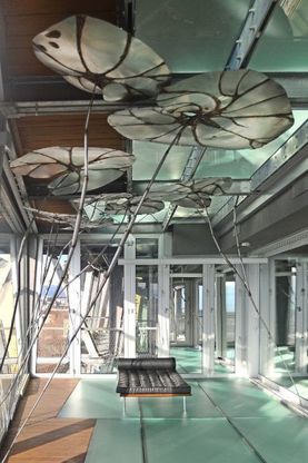 Torino, un'opera d'arte a Casa Hollywood: il Gotha della cultura per le ninfee d'acciaio di Luisa Valentini