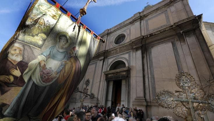 Don Moretti lascia Santa Zita, i parrocchiani si ribellano: “Ci hanno rubato il parroco”