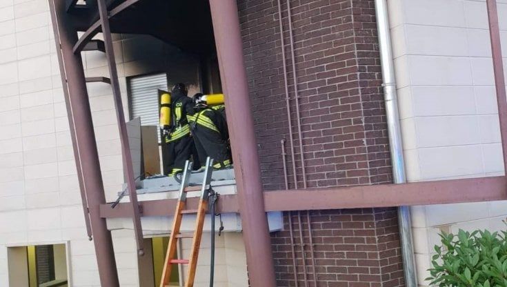 Grugliasco, riempiono motosega con la benzina e scoppia l'incendio: due giovani gravemente ustionati