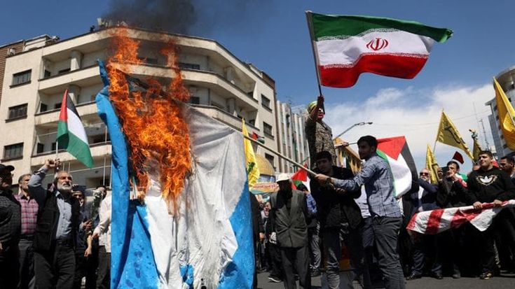 L’Iran e lo “sciame” su Israele: si temono droni e missili simultanei su città e villaggi
