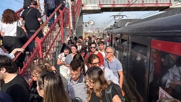 Circum, giornata nera sulla Napoli-Sorrento: treni cancellati e guasti