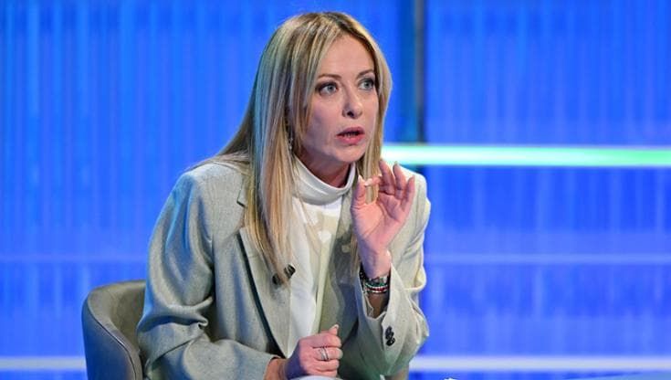 "Cagna maledetta" alla premier Meloni in un video ispirato alla serie Boris: docente sotto attacco