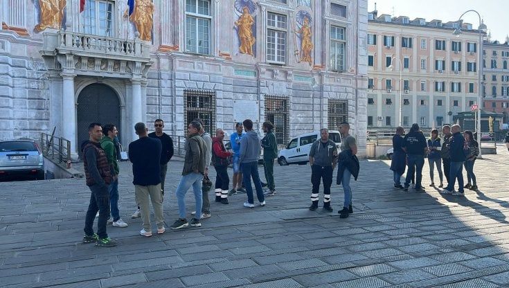 Genova, "Abbandonati da Comune e da società Intempo" la protesta di 40 precari del porto. L'authority li convoca, sciopero sospeso