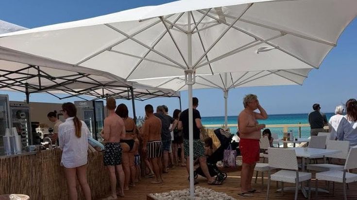 Ugento, rinasce il bar del resort una settimana dopo l’incendio. “Non ci si improvvisa imprenditori”