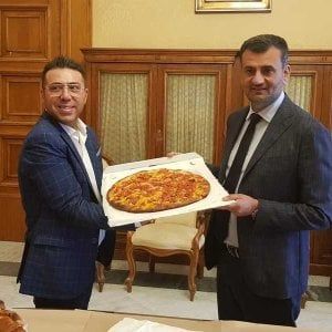 "A Bari la focaccia più buona d'Italia": il sindaco Decaro premia il panificio Fiore