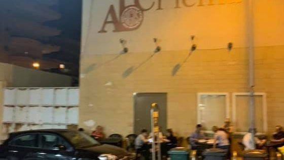 Bari, all'ingresso del cinema Abc tavolini di plastica della pizzeria: "Non deve finire così"