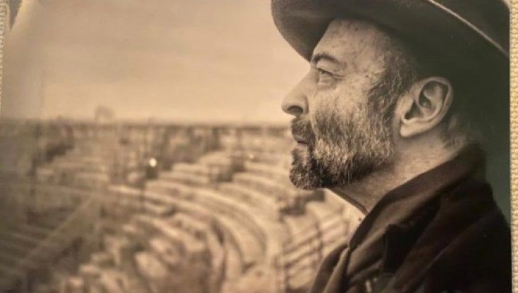 Cadere a Parigi e morire nell'indifferenza dopo nove ore: la tragica fine del fotografo René Robert 