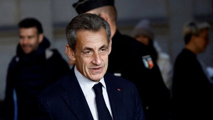 Francia, Sarkozy condannato a tre anni di carcere: uno sarà da scontare