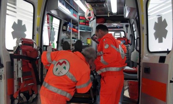 Cade nella tromba delle scale, gravissimo un bambino