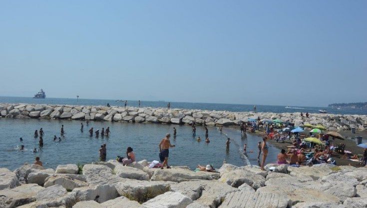 Napoli, mare sporco ma divieto ancora ignorato Comune sotto tiro: "Gestione superficiale"