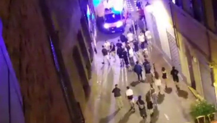 Bologna, l’ambulanza bloccata dalla movida notturna costretta a uscire in retromarcia