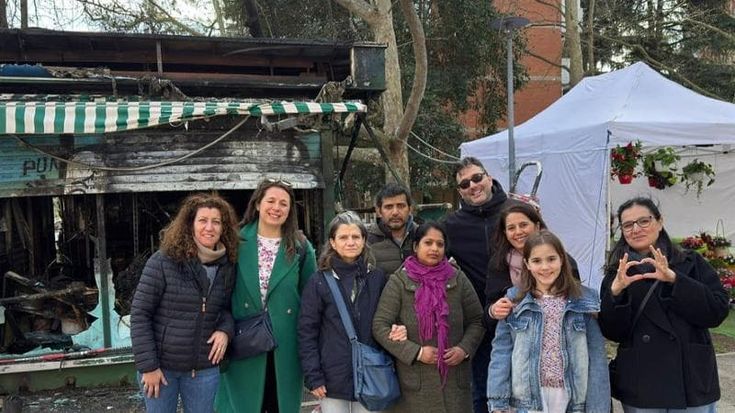 Mazzini, il rione solidale che rivuole i fiori nel chiosco in cenere: “Ne ricompriamo un altro”
