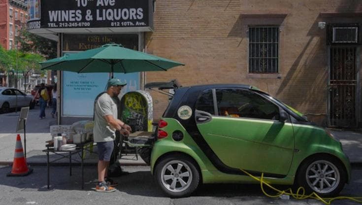 "Sono stato licenziato, ora ho una pizzeria dentro una Smart a New York"