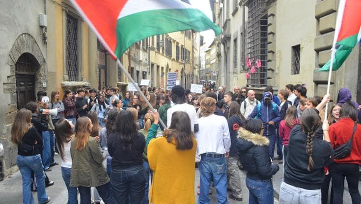 Scuola e occupazioni, a Lucca un agente della Digos colpito da un petardo, fermato un sedicenne