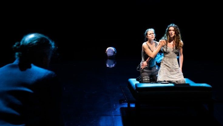 'Solaris', Federica Rosellini, un'astronauta tra miraggi e anime, che abbraccia palco e platea