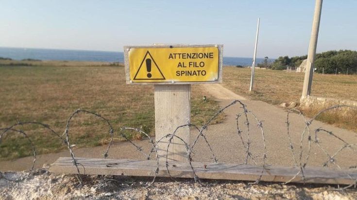 A Costa Ripagnola spunta il filo spinato intorno al resort in costruzione fra i trulli, l’ira degli ambientalisti: “Come ai tempi dei nazisti”
