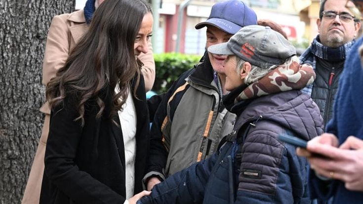 Sara Funaro e la passeggiata all’Isolotto: “Alle Cascine un trenino fisso nel parco”