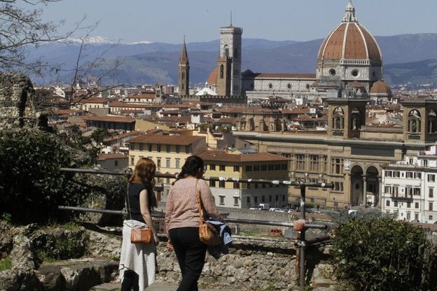 Transenne, rifiuti ed erbacce: l'abbandono delle rampe del Poggi a Firenze