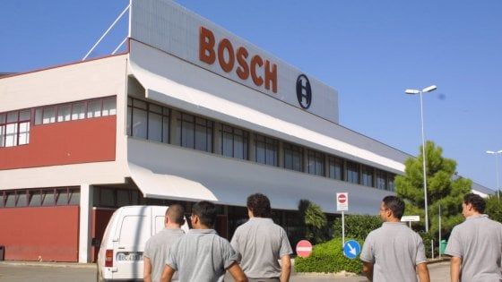 Lavoro, a Bari allarme tra gli operai della Bosch: "A rischio per la crisi del diesel"