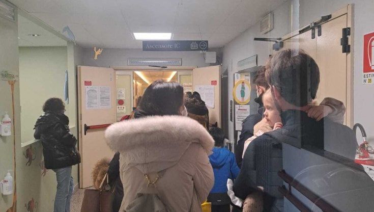 In fila per una visita al Buzzi dove gli accessi sono triplicati: "Qui da 7 ore, adesso il ricovero"