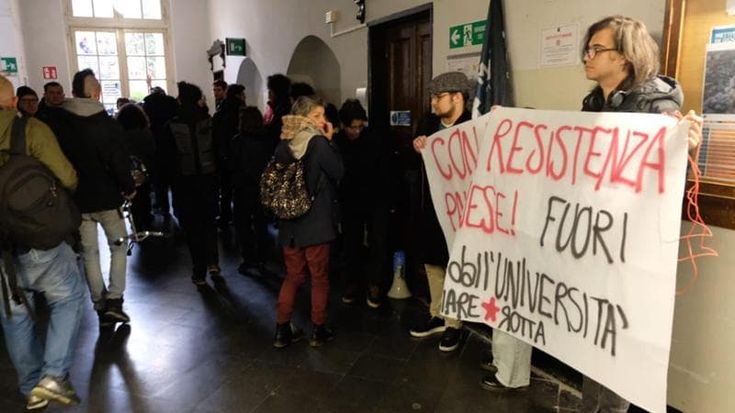 Tensione in università a Genova, insulti e proteste contro il rettore Delfino da parte di alcuni studenti, sospeso il senato accademico
