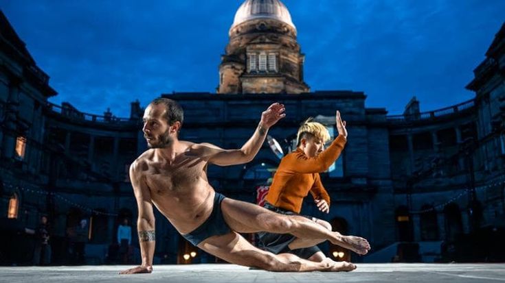 “Dance people”, un serpentone che unisce pubblico e artisti. La recensione