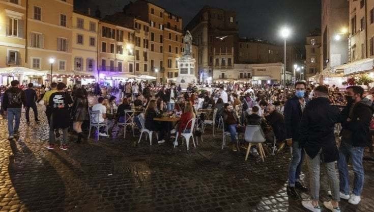 Calci e pugni a coetanea nella movida di Trastevere: divieto di entrare nei locali a due ragazze